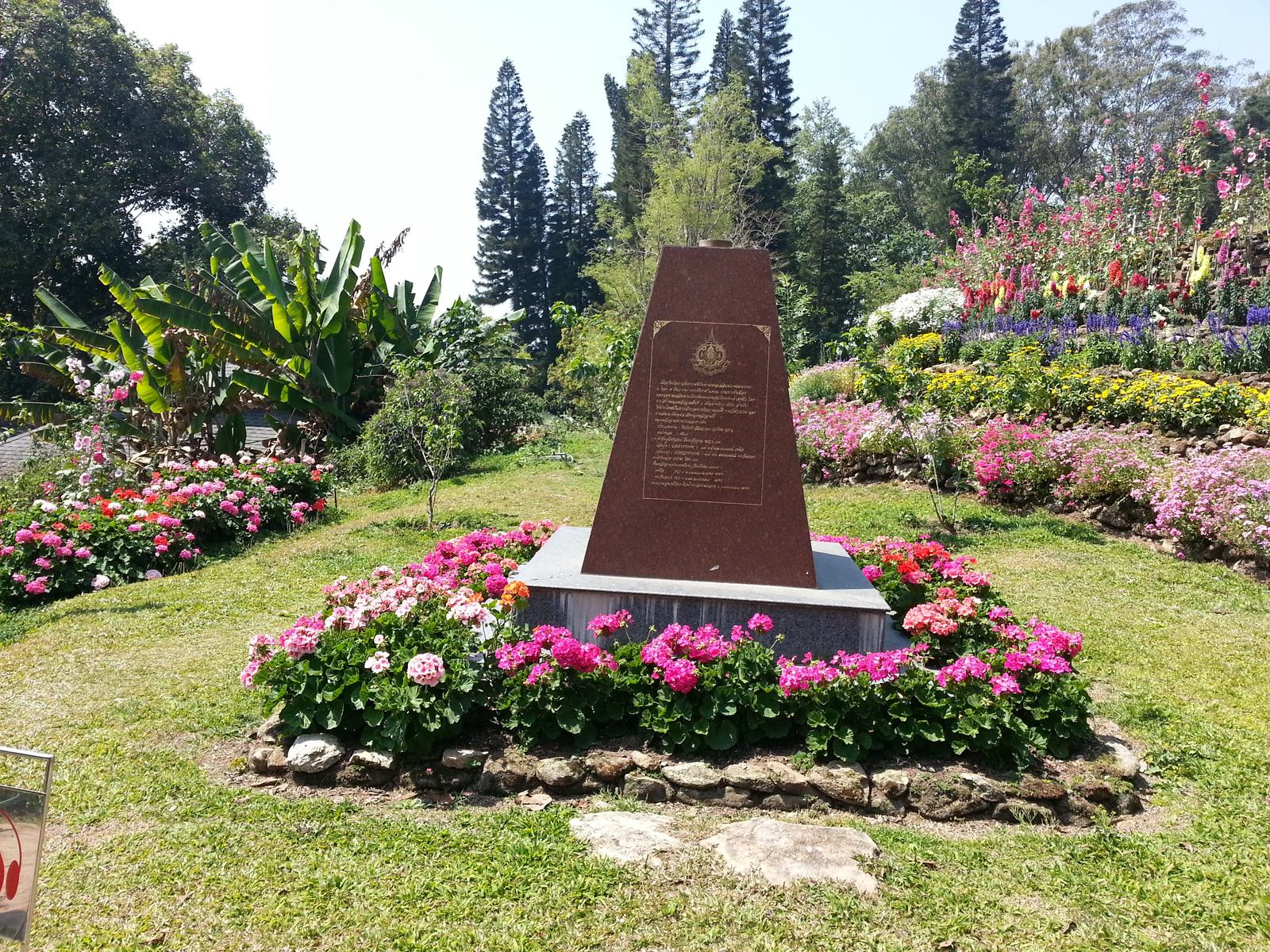 ป้ายนำทางสีน้ำเงินขาวสะท้อนธีมเมือง